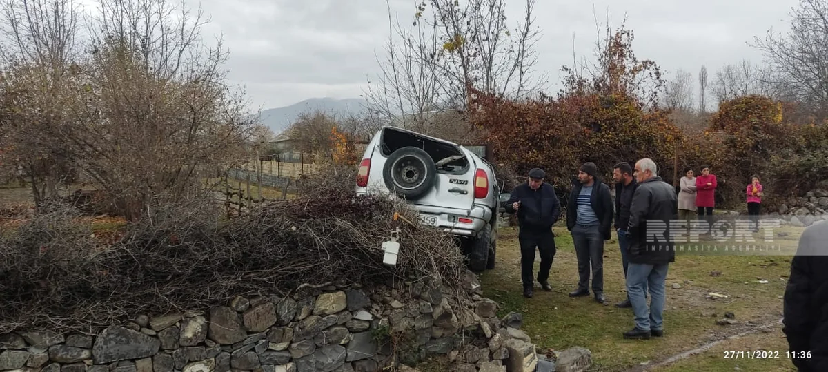 Şəkidə avtomobil qaz xəttinə çırpılıb, xəsarət alan var