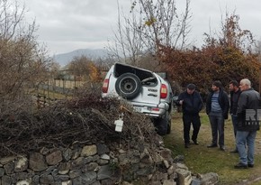 В Шеки автомобиль врезался в газовую магистраль, один человек пострадал