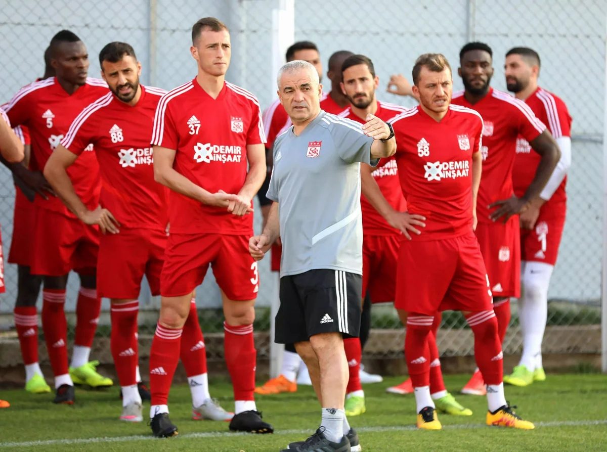 UEFA Konfrans Liqası: “Fiorentina” səfərdə qələbə qazanıb, “Başakşehir” heç-heçə edib