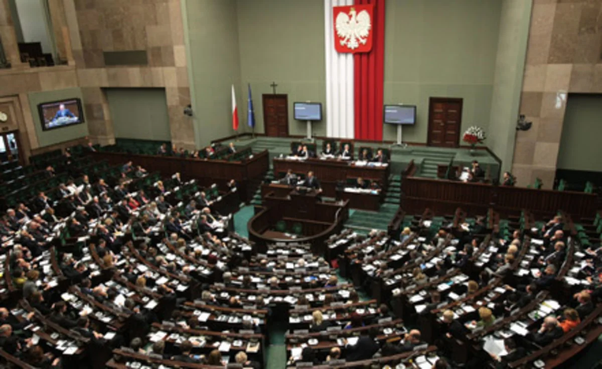 Polşa Seymi müdafiə nazirinə etimadsızlıq səsverməsinə baxacaq