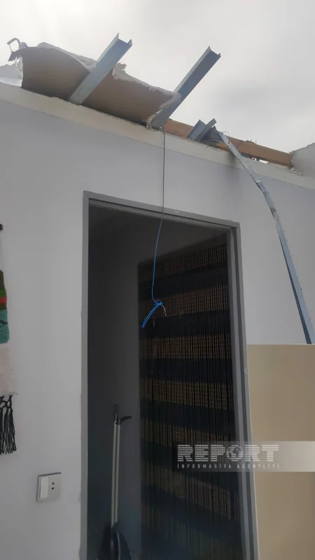 Güclü külək Bakıda evin damını uçurub, xəsarət alanlar var