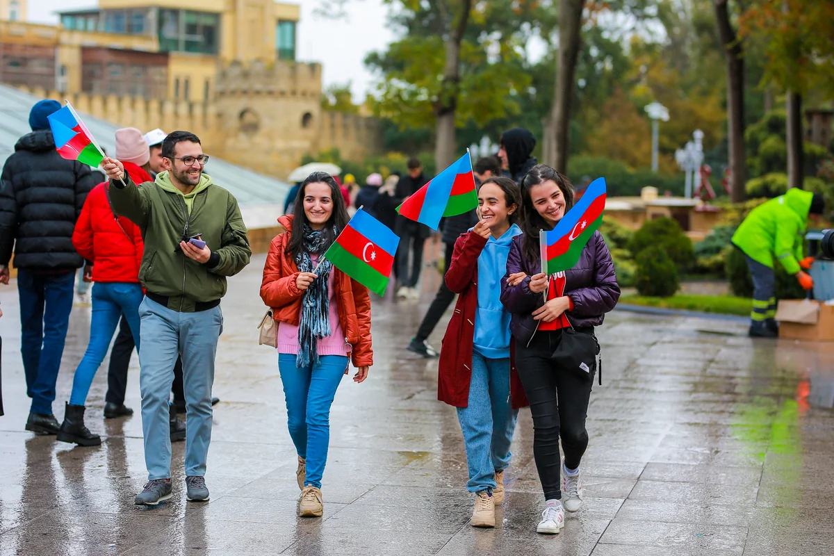 Zəfər və Bayraq günləri münasibətilə paytaxt sakinlərinə bayraq paylanılıb