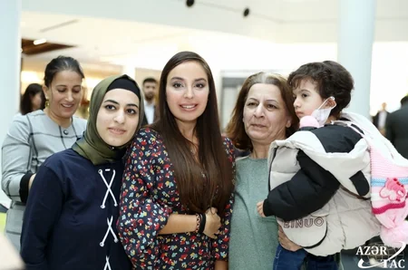 Leyla Əliyeva ixtioz, kəpənək və immundefisit xəstəliyindən əziyyət çəkən uşaqlarla görüşüb