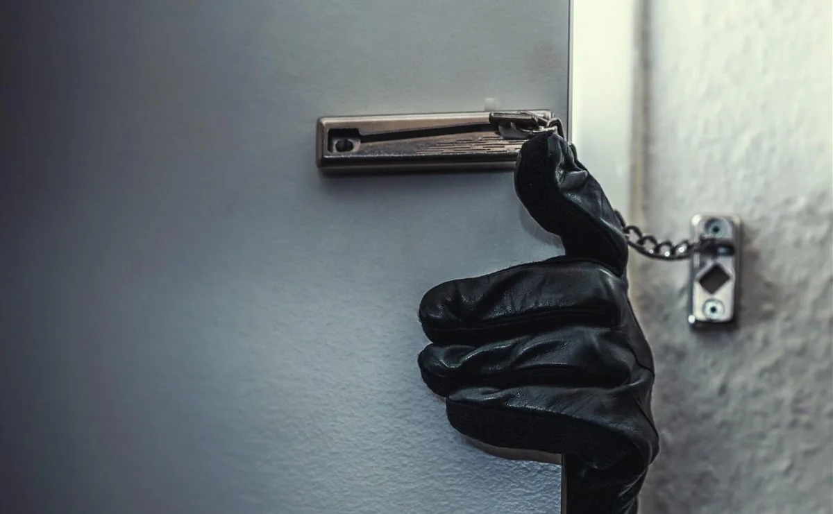 Bakıda orta məktəbin qarşısından 7 000 manatlıq büst oğurlanıb