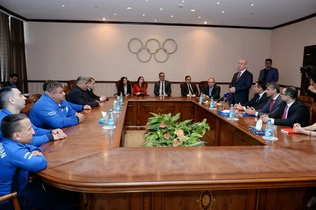 Azər Əliyev pauerliftinq üzrə paralimpiya milli komandasının üzvləri ilə görüşüb