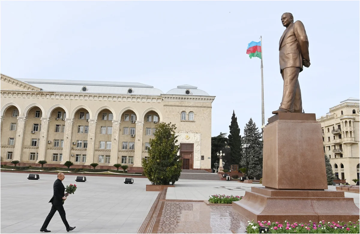 President Ilham Aliyev visits monument to National Leader Heydar Aliyev in Ganja