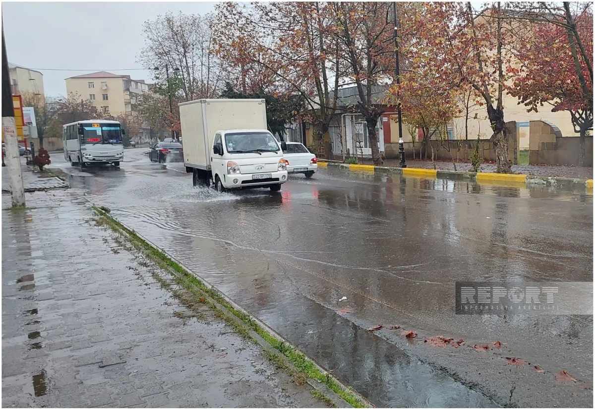 Lənkəranda yağışdan sonra mərkəzi küçələri su basıb, ərazi keçilməz olub