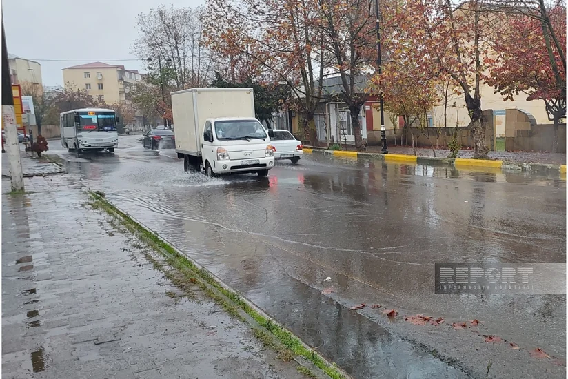 Lənkəranda yağışdan sonra mərkəzi küçələri su basıb, ərazi keçilməz olub