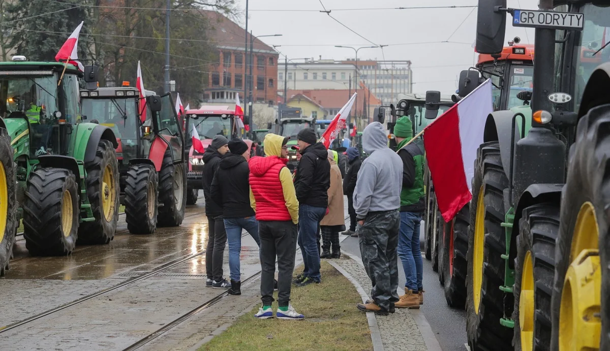 Polish interior minister: Protesting farmers on tractors won’t be allowed into Warsaw
