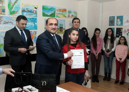 Uşaqların Xocalı soyqırımı ilə bağlı əl işlərindən ibarət sərgi-müsabiqə təşkil olunub
