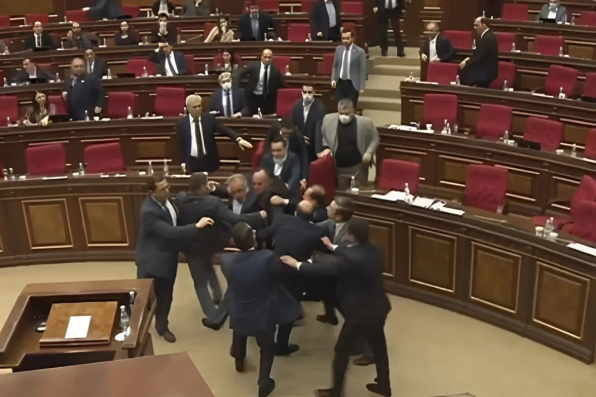 Ermənistan parlamentində dava düşüb