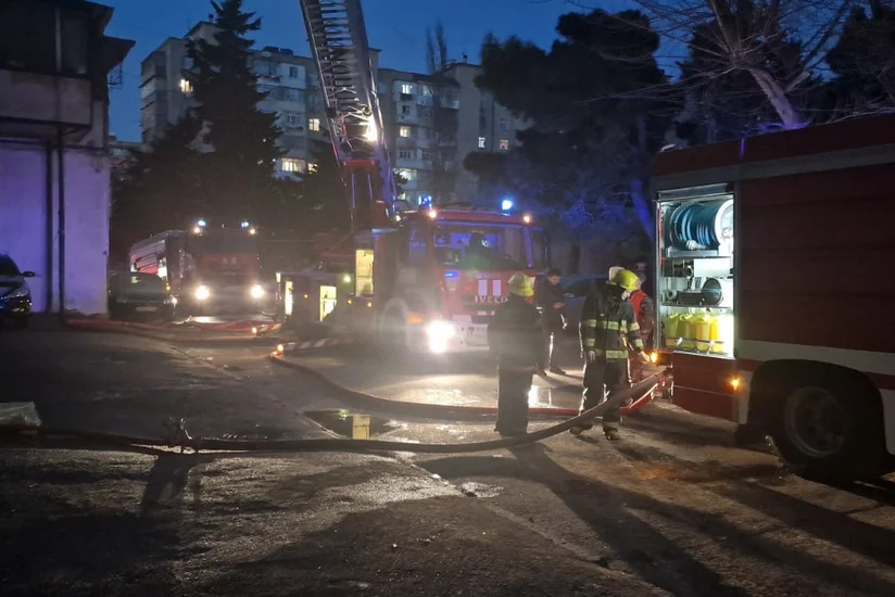 Пожар в многоэтажном жилом доме в Баку потушен