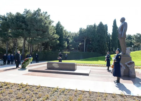 Nursultan Nazarbayev Bakıda Şəhidlər xiyabanını və Fəxri xiyabanı ziyarət edib - ƏLAVƏ OLUNUB