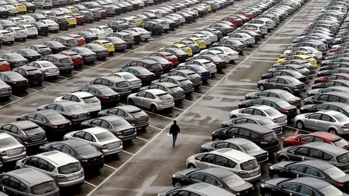 Çində avtomobil satışları artır