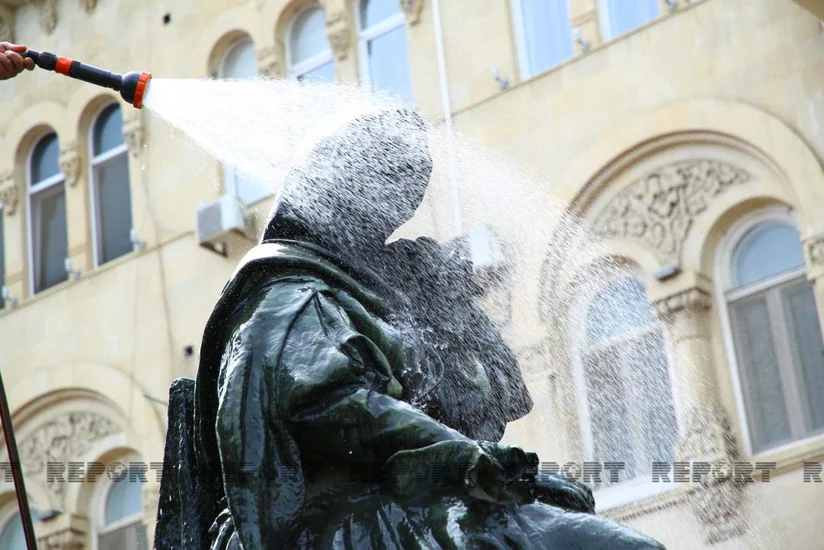 Bakıda heykəllər yuyulur