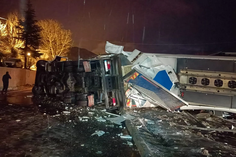 Türkiyədə sərnişin avtobusu qəzaya uğrayıb, 1 nəfər ölüb, 15 nəfər xəsarət alıb