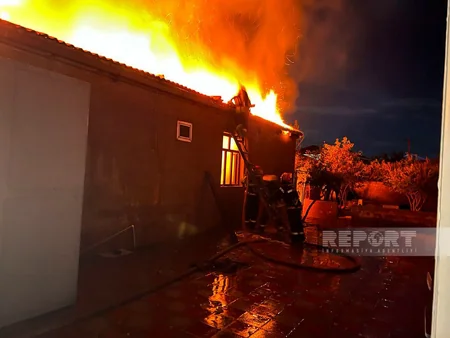 В Баку в одноэтажном жилом доме начался пожар