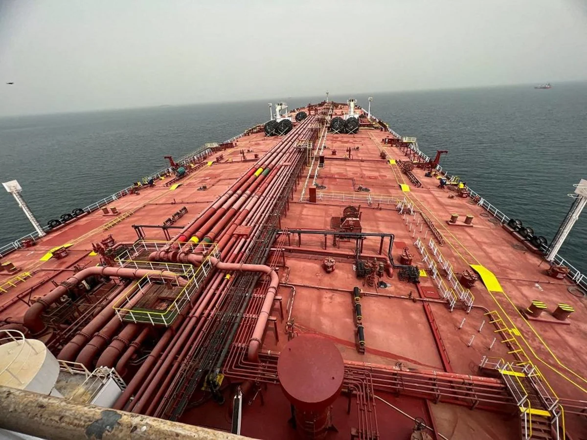 Танкер для безопасной транспортировки нефти из разрушающегося судна прибыл в Йемен