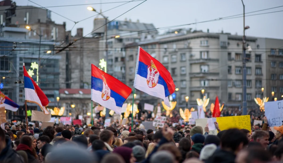 Протестующие в Белграде начали использовать пиротехнику