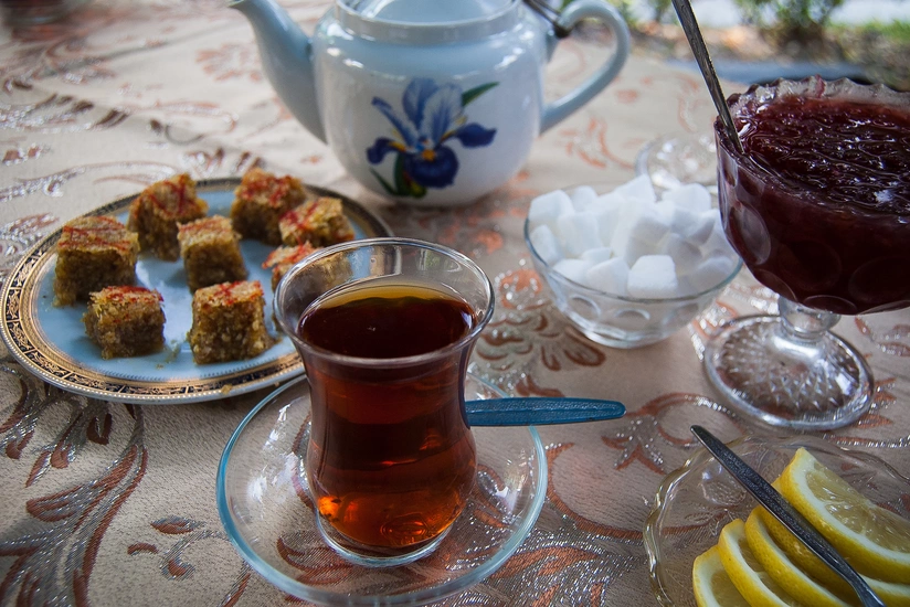 Qubada gecə saatlarında fəaliyyət göstərən çay evi aşkar edilib
