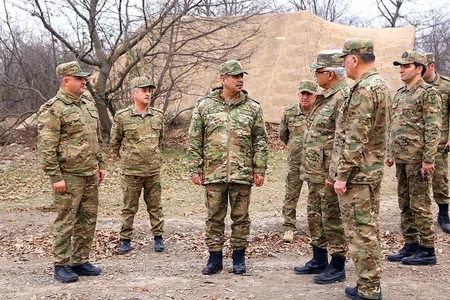 Müdafiə naziri qoşunların döyüş fəaliyyətinin təşkilini yoxlayıb