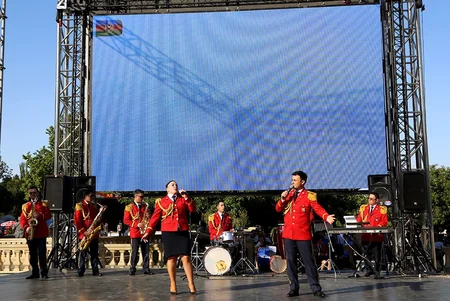 Silahlı Qüvvələrin 100 illik yubileyi münasibətilə hərbi mahnılardan ibarət konsert keçirilib