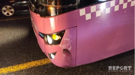 Bakıda sərnişin avtobusu minik avtomobili ilə toqquşub - FOTO