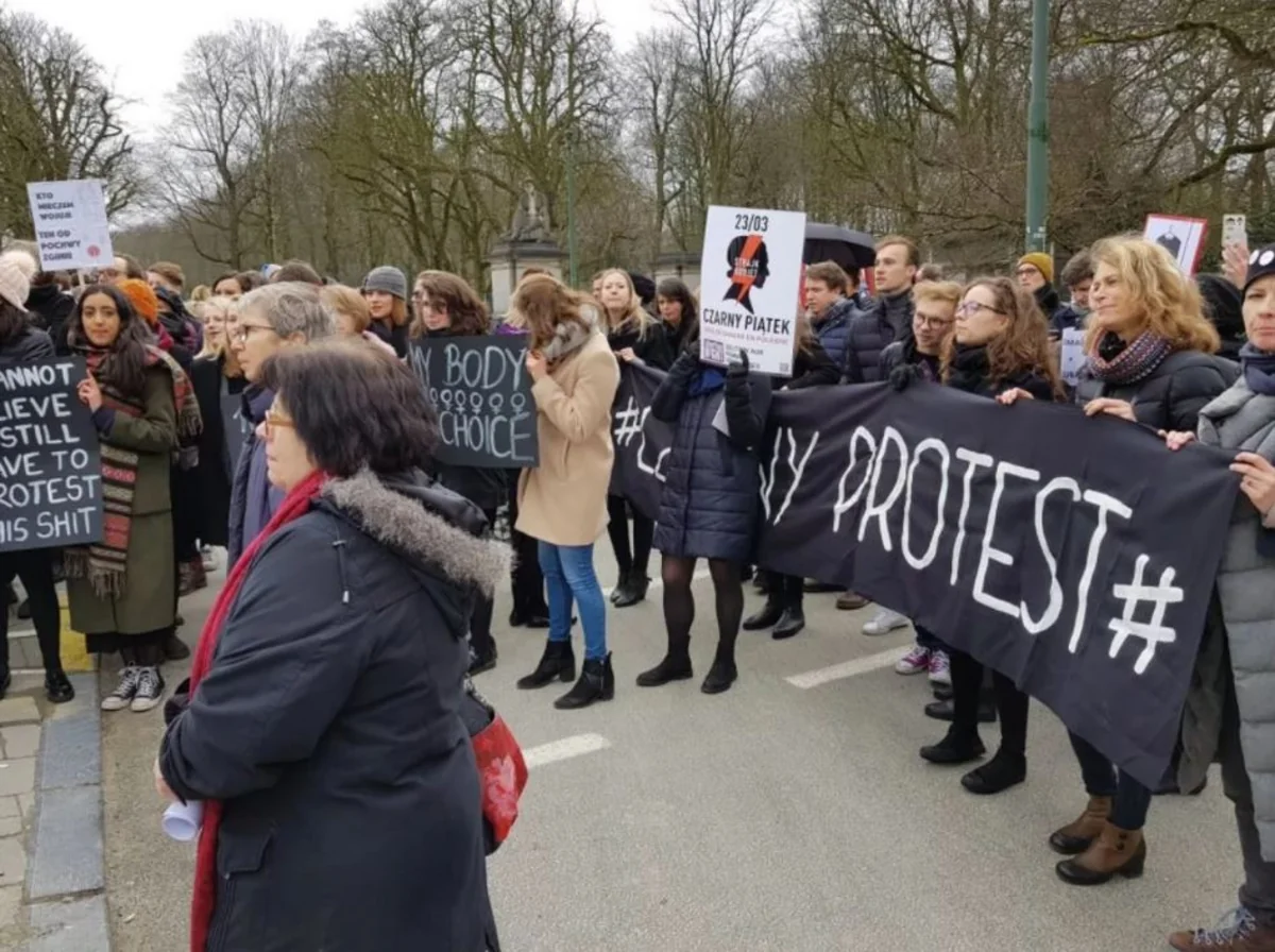 Сторонники абортов проводят уличную акцию протеста в Варшаве