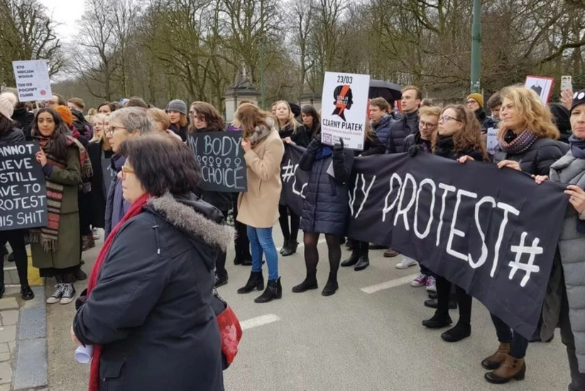 Сторонники абортов проводят уличную акцию протеста в Варшаве