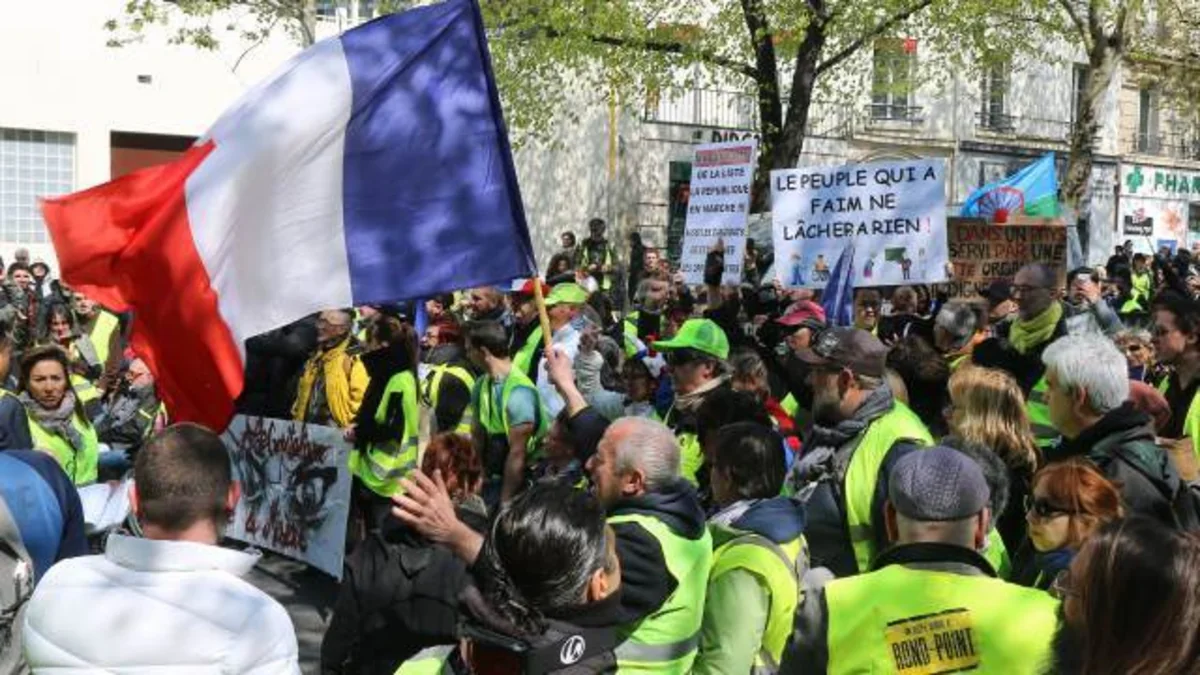 Fransada polis sarı jiletlilərə qarşı gözyaşardıcı qaz tətbiq edib
