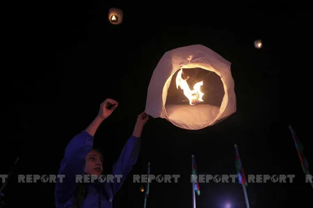 Vətən Müharibəsi Memorial Kompleksi ərazisində xüsusi şüalarla Zəfər tağı simvolizə edilib, səmaya işıq fənərləri buraxılıb
