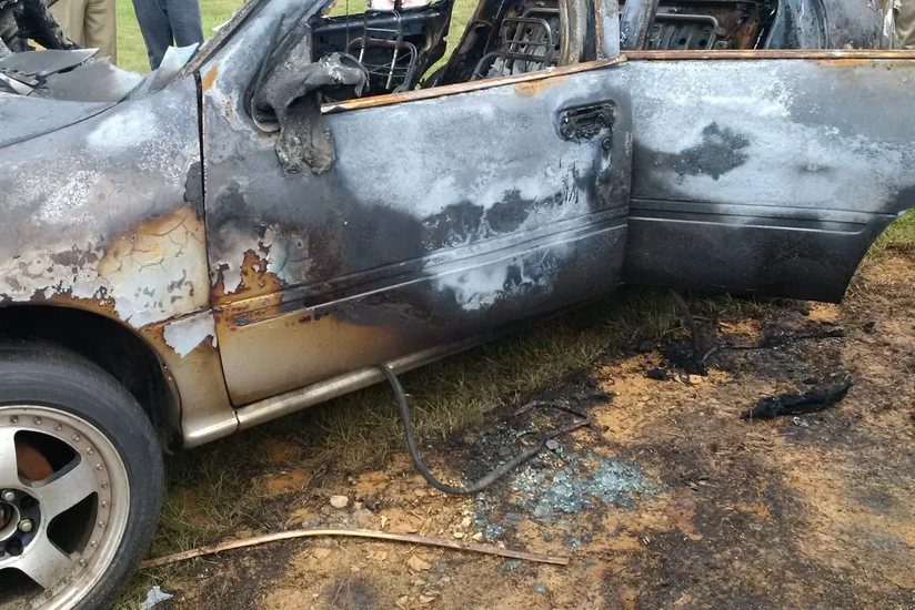 В Баку сгорел личный автомобиль сотрудника дорожной полиции