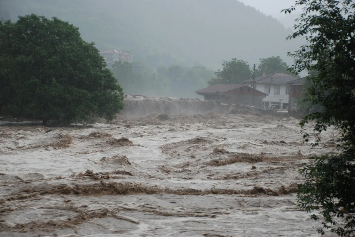 Növbəti beş gündə rayonlarda hava yağmurlu olacaq, çaylardan daşqın və sel keçəcək