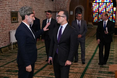 Dini Komitənin sədri Lənkərandakı “Şeyx Zahid” ziyarətgahı və Böyük bazar “Cümə” məscidində olub