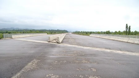 Ələt-Astara istiqamətində yeni yolun əsas hissəsinin tikintisi yekunlaşır - VİDEO