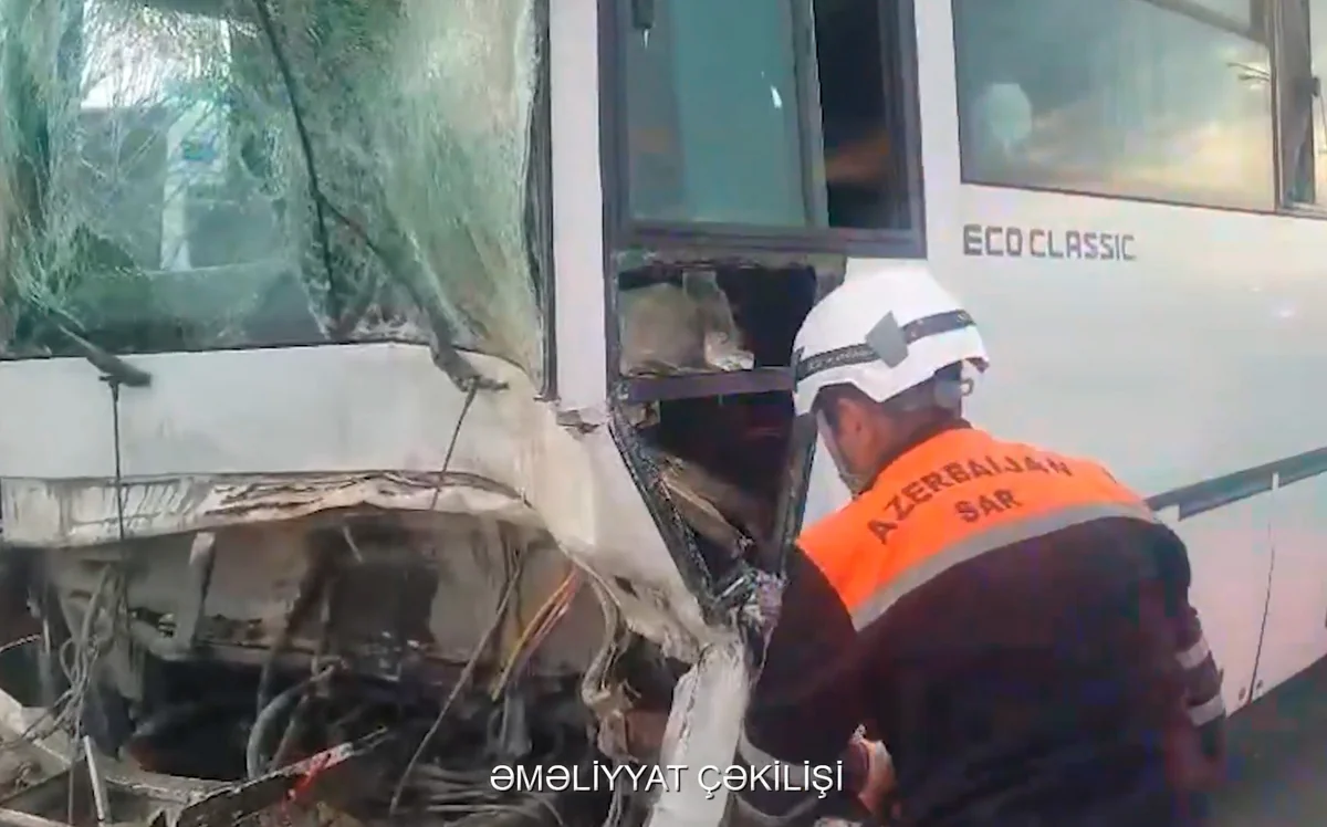 Suraxanıda yol qəzası olub, sürücü xilas edilib