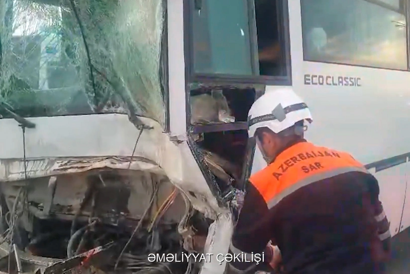 Suraxanıda yol qəzası olub, sürücü xilas edilib