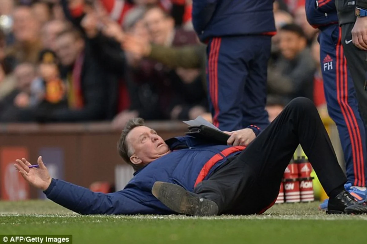 Manchester United boss Louis van Gaal apologises for diving  - VIDEO