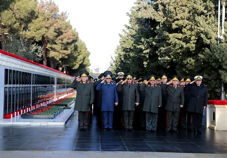 Müdafiə Nazirliyinin şəxsi heyəti Şəhidlər Xiyabanını ziyarət edib