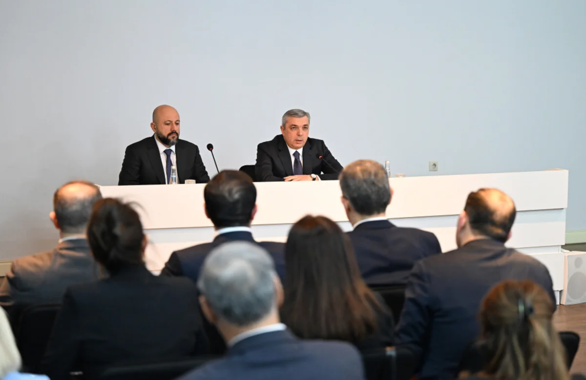 Samir Nuriyev “İçərişəhər” Dövlət Tarix-Memarlıq Qoruğu İdarəsinin yeni sədrini kollektivə təqdim edib