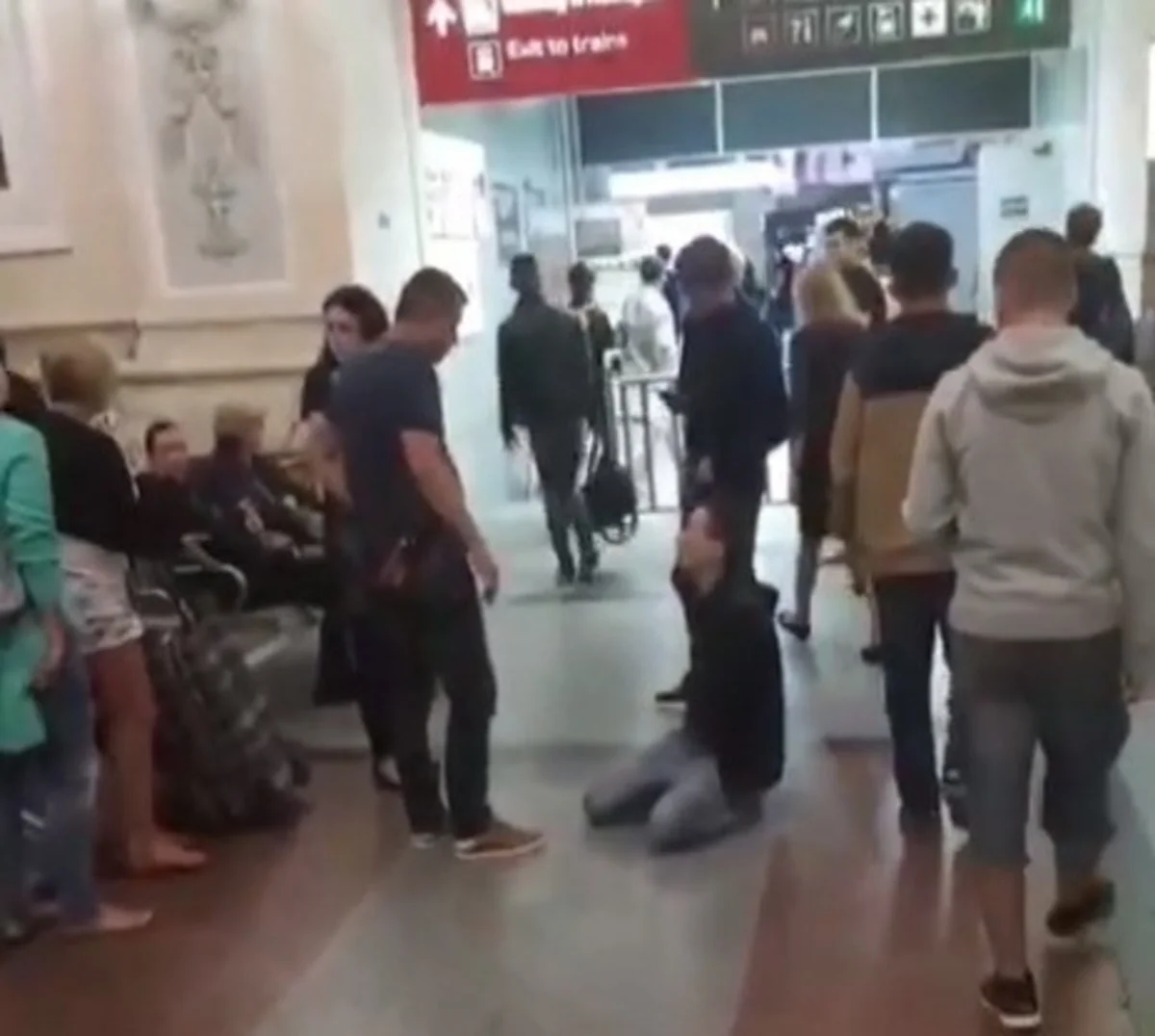 Установлена личность нападавшего с ножом на вокзале в Москве - ВИДЕО - ФОТО