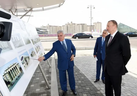 ​Prezident İlham Əliyev Bakıya gətirilən yeni elektrik qatarı ilə tanış olub