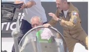 Премьер-министр Франции застрял в истребителе Rafale