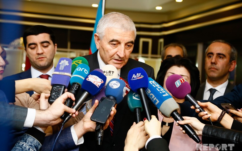 Məzahir Pənahov jurnalistlərin iki seçki məntəqəsinə buraxılmamasına münasibət bildirib