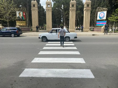 Polis Ağsuda piyadaları və sürücüləri cərimələdi
