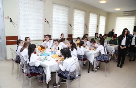 Leyla Əliyeva Suraxanıdakı 2 saylı uşaq evinin sakinləri ilə görüşüb