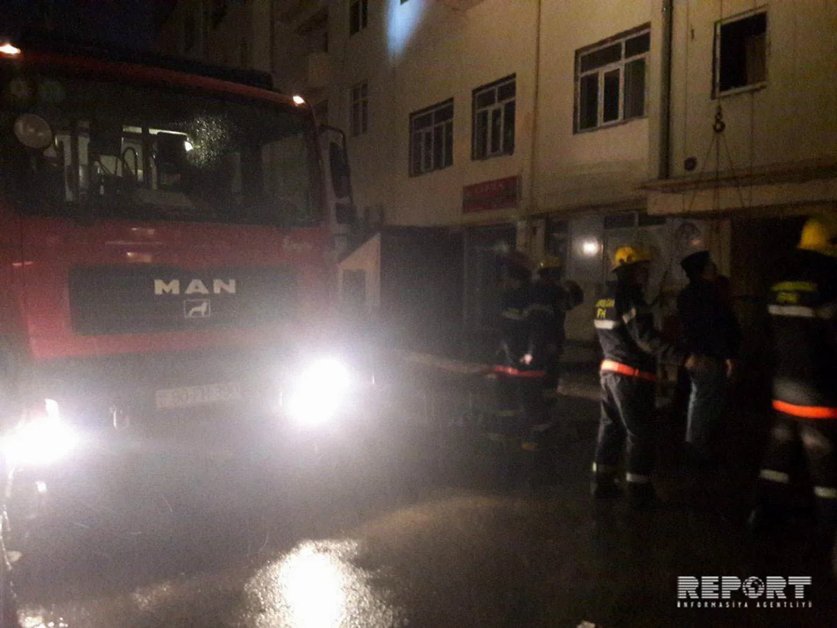 Bakıda binada 2 nəfərin xəsarət alması ilə nəticələnən yanğın baş verib, sakinlər təxliyə edilib - FOTO