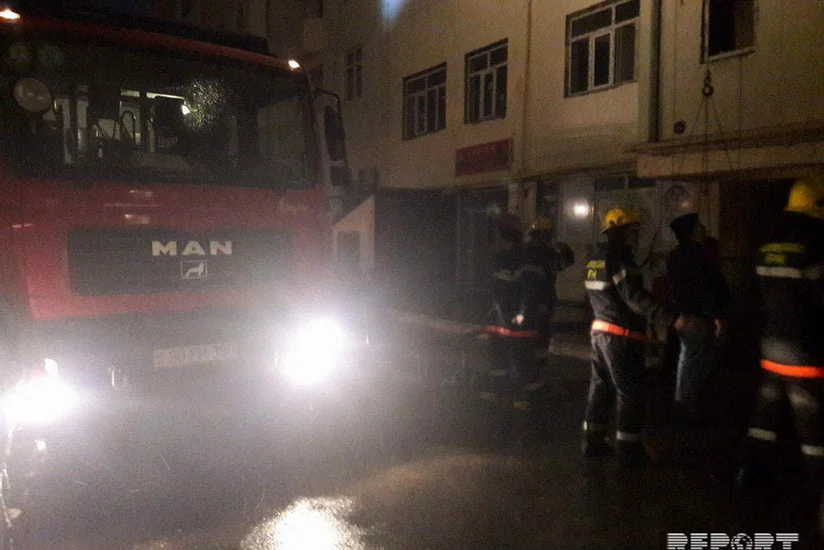В одном из зданий Баку произошел пожар, в результате которого пострадало два человека, жители эвакуированы - ФОТО