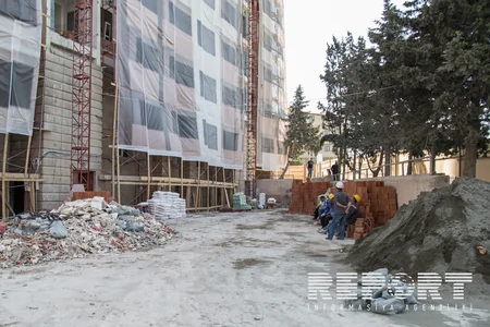 Bakıda yanan binanın təmirinə 250 usta-fəhlə cəlb olunub - FOTO