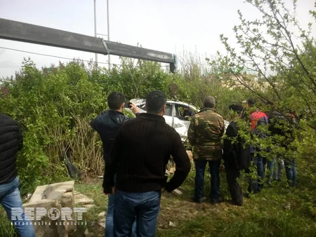 Qubada maşın maneəni aşaraq kafenin həyətinə girib, 1 nəfər yaralanıb - FOTO
